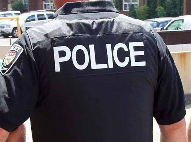 Yaygn olduu ehirler: Mexico City, Bkre, Bogota  <br>  Polis klndaki sahtekar yannza gelip blgede sahte banknotlarn dolat uyarsn yapar ve czdannz kontrol etmek ister. Czdan kontrol edip geri verdiinde maalesef paranz eksiktir.