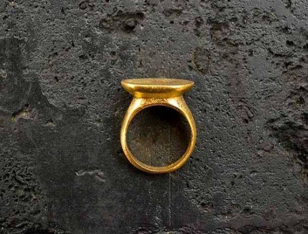 Yzk sahtekarl    <br>Yaygn olduu ehirler: Paris<br>    Paris&#8217;in mehur sahtekarl. Buna gre yannzdan geen dmenci yerde bir yzk bulmu gibi yapar ve size ait olup olmadn sorar. Sizin olmadn rendiinde de yzn gerek altn olduunu fark etmi gibi yapar (ki deildir) ve size uygun fiyattan satmak ister.