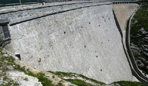 2010 ylnn Eyll aynda Amerika'daki Buffalo Bill Baraj'nn dik yamalarnda dolaan koyunlarn fotoraflar internette dolanmaya balad. Herkes bu fotoraflarn gerek olmadn dnd, nk fotoraftaki baraj Buffalo Bill Baraj deildi. talya'daki Cingino Baraj idi, ayrca resimdekiler koyun deil keiydi. Bu detaylarn dnda fotoraf tamamen gerektir.