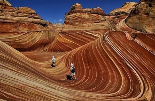 Arizona ve Utah eyaletleri arasnda bulunan bu blge kayalarn yaratt ilgin yer ekilleriyle nl.