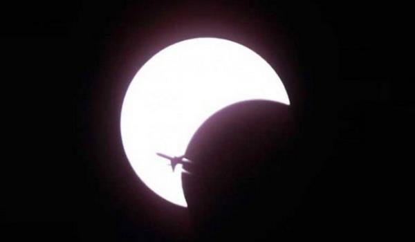 15 Ocak 2010 tarihinde meydana gelen ve 11 dakika 7.8 saniye sren bu gne tutulmasnda, ay, dnya ile gne arasndan geerken o srada gemekte olan bir yolcu uann sileti grlyor. Fotoraf Bangkok Tayland'da ekilmitir.