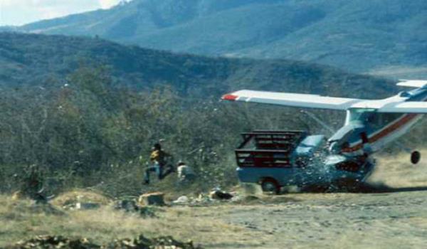 4 ubat 1976 tarihinde Guatemela'da 23 bin kiinin hayatn kaybettii byk bir deprem meydana geldi. Saat 3:01'de meydana gelen deprem birok binay yerle bir etti. Robert W. Madden tarafndan ekilen bu fotorafta ise, blgeye yardm gtren bir kurtarma uann, ini srasnda kontrol kaybederek kamyona arpt grlyor. Neyse ki can kayb yaanmam.