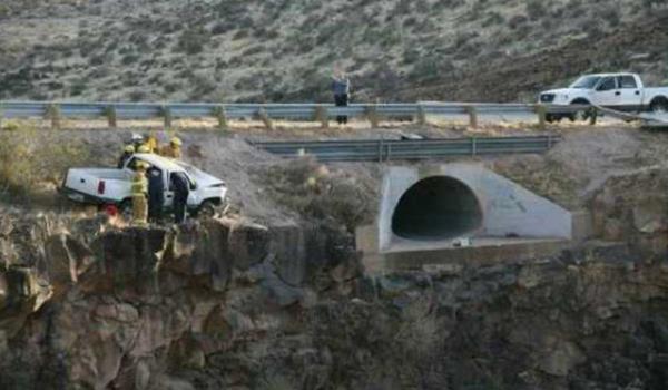 2006 ylnn aralk aynda Utah'ta 61 metre yksekliindeki bu uurum kenarnda bir trafik kazas meydana geldi. 1991 model GMC kamyonet bariyerleri geip 180 derece spin attktan sonra, uuruma 30 cm kala durdu ve bu muazzam ann bir fotoraf ekildi.