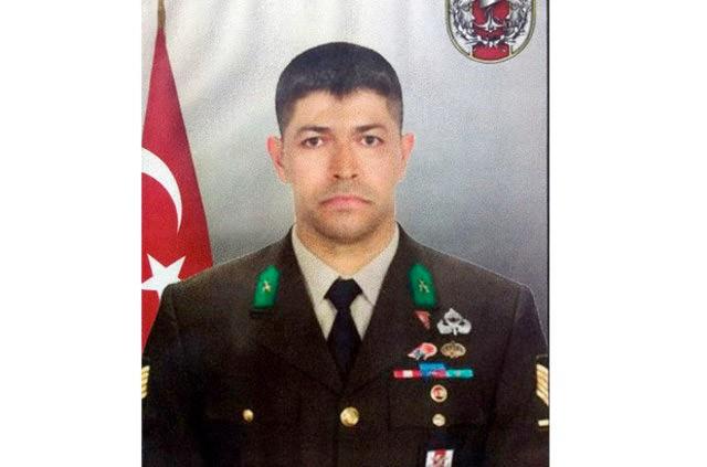 Ar yaral olan Halisdemir de aalk alandan karargh binas nne getirildi. Bu arada Demir'e ilk kurunu skan Fatih ahin de GATA'ya gitti. GATA'da yakalanan ahin, tutuklanarak cezaevine gnderildi. (Habertrk)