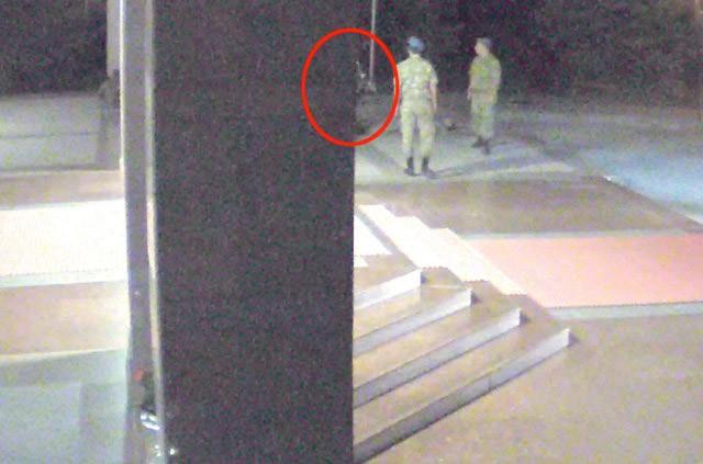 Savclk dosyasna giren grntlere gre, Silopi&#8217;de grevli FET&#8217;c Tugeneral Semih Terzi, saat 02.16 sularnda helikopterle zel Kuvvetler Komutanl&#8217;na geldi. zel Kuvvetler Komutan Zekai Aksakall&#8217;nn &#8220;Evladm orann namusu sensin, makam teslim etme&#8221; dedii Astsubay Halisdemir, silahn alarak helikopterden inen cuntaclarn arasna kart. (Grnt: 02.27:39- stemen Mihrali Atmaca, Halisdemir&#8217;e iki el ate ediyor)