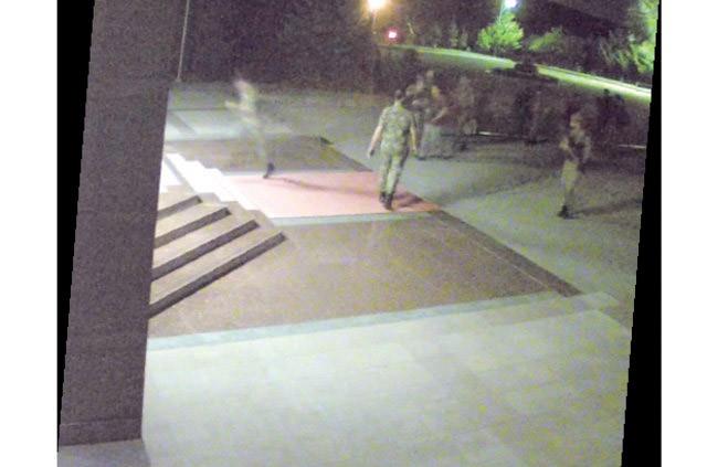 Karargh binasna yaklaan Terzi&#8217;yi ieriden kan bir subay karlad. Tam bu srada Halisdemir, silahn ekerek Terzi&#8217;ye 3 el ate etti. (Grnt: 02.16:42 Astsubay mer Halisdemir Semih Terzi&#8217;yi vuruyor.)