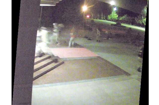 Terzi, yere ylrken, Halisdemir karargah binasnn yannda bulunan aalk alana doru kotu. (Grnt: Halisdemir&#8217;in arkasndan 15 el ate ediliyor. 02.16:45-49)