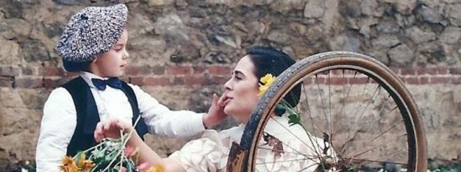 Demet Sarolu&#8217;nun &#8220;Arnavut Kaldrm&#8221; ve &#8220;Ak Perisi&#8221; kliplerinde rol alan kk yldz Batuhan Aydar, 20 yl  sonra grntlendi.