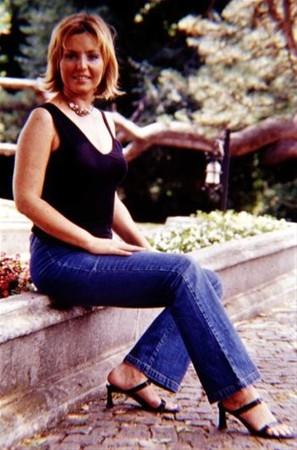 Daha sonra da bir sre Babakanlk'ta mtercim tercman olarak alt. Ardndan sve niversitesi'nin bursunu kazanarak Brksel'de gazetecilik eitimi grd.