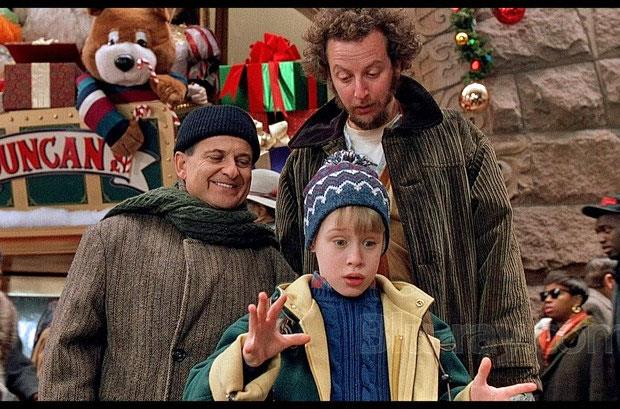 Barollerinde Macaulay Culkin, Daniel Stern ve Joe Pesci'nin oynad, 1990 yapm Home Alone adl filmi hatrlarsnz. Noel tatili iin Fransa'ya giden ailesinin bir unutkanlk annda geride brakt filmin kk kahraman Kevin McCallister'n, (Macaulay Culkin) hrszlara kar verdii kahramanca mcadelenin anlatld film.