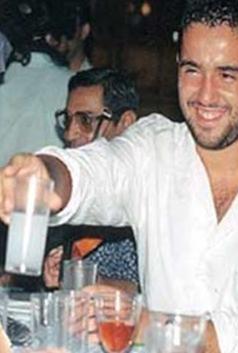 Bu nlnn yz neredeyse hi deimemi. Ama kilosu biraz artm. 20 yl nce arkadalaryla nee iinde kadeh tokuturan bu nl