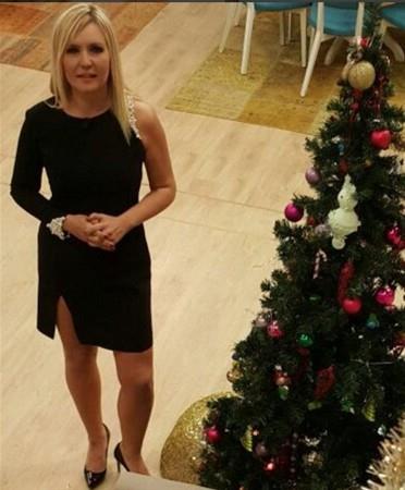 2004 ylhda da Gelecein Toplum Lideri olarak Washington'da staj grd.  Trkiye'ye dndkten sonra TRT'de spiker olarak grev yapmaya balad. Sonraki dura ise TV 8 oldu.