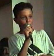 Bu ocuk gnmzn nl arkclarndan biri. Ama belli ki bu alanda kariyer yapmay daha o zamanlar kafasna koymu. Bundan yaklak 21 yl nce bir dnde ark sylerken grntlenen bu nl bakn kim..