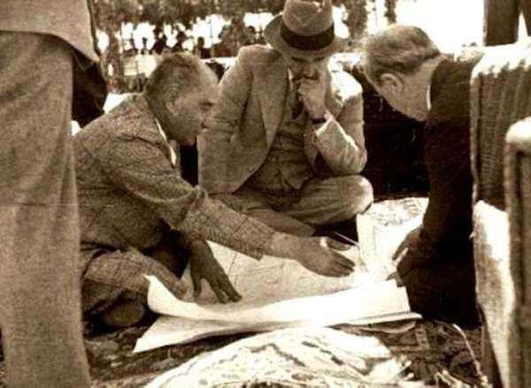 Atatrk ile nn'nn likileri lk tanmalar Harp Akademisi'nde olmutu. Atatrk, nn'den iki snf ilerideydi. Okul yllarnda pek samimi olarak birbirlerini tanyamadlar. Fakat orduda greve baladktan sonra artk, vatann savunan iki silah arkada olmulard. Telgraflar vastasyla gryorlard. Fethi Okyar da bu ikilinin arasndaki nc kiiydi. Kendisi Atatrk'ten de 1 ya bykt.