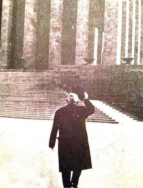 'imdiye kadar bin meselede bin defa kavga ettik fakat dn akamki baya aleni oldu. Biraz ekilmen, istirahat etmen lazm, biraz ara verelim' dedi. Lozan ve sonrasndaki memleket ileri nn'y fazlaca ypratmt. Bu teklifi tartmasz kabul etti. Atatrk 'aklnda bir isim var m ?' diye sordu. nn hi kimseyi kendi makamna teklif etmedi. Atatrk Celal Bayar' syleyince nn 'bana iyi tesir etti' yantn verdi.