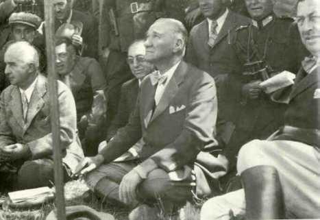 nn'nn Babakanlktan Ayrl 1937 ylndaki mnakaa, Atatrk Orman iftliini merkeze oturtan, fakat esasnda birok meselenin birikimiyle patlayan bir olayd. O gece toplanan dost meclisi fazlaca kalabalkt. Atatrk, Orman iftliinden ve birtakm dileriyle alakal konulardan bahsetti. nn ise Atatrk'n yanndaki herkesin hkumet ilerine karmasndan ikayetiydi.