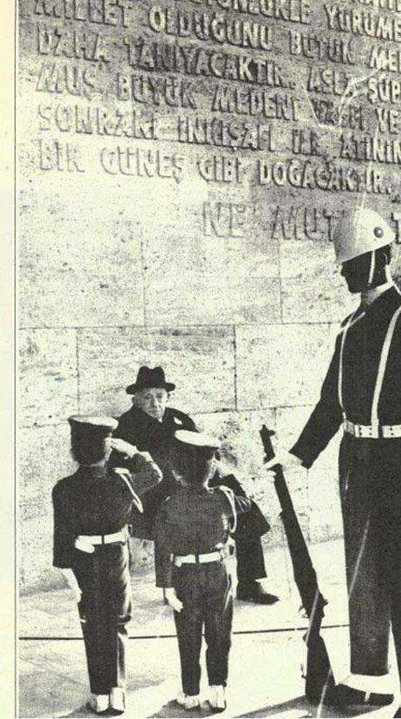 Ayrln Sonrasndaki likiler nn ve Atatrk siyasi olarak ayrlmlard fakat dostluklar daima devam ediyordu. Atatrk, 'bizde adettir, makamndan ayrlanlar talanr' diyerek smet nn'ye eskisinden daha fazla sayg gsterilmesine nem vermiti. Ayn zamanda maddi olarak nn'ye maandan yapm olduu yardm 1.000 liradan 3.000 liraya kartmt.