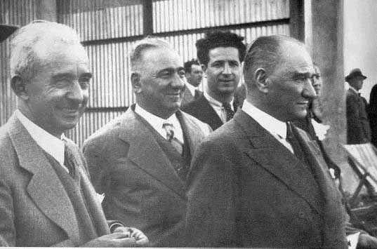 Mnakaaya konu olan durum, bir ngiliz gazetesinde Atatrk'e Dizba Nian verileceinin yazlmasyd. Bu nian eskiden beri ngiliz soylularna verilen ok mhim bir dld. Esasnda ngiliz gazetesindeki haber tamamen aslszd. ngiliz Hkumetinden byle bir teklif gelmemiti. smet Paa, 29 Austos 1932 gecesi Yalova'da Atatrk'n kknde toplanan dost meclisinde, bu konunun gazetelerde fazlaca yanl yazldn ve Hakimiyet-i Milliye gazetesinde bir aklama yaynlanmasn nerdi. Atatrk bu neriyi kabul etti. nn hemen masada bir aklama yazarak yksek sesle okudu.