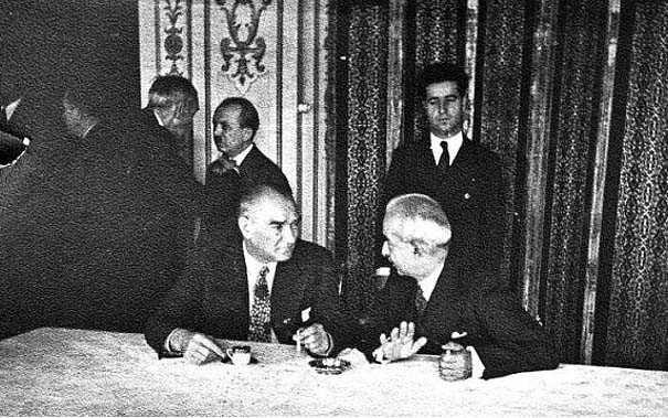 Edebi Dostluun Douu Birinci dnya sava zuhur ettikten sonra, nn ve Atatrk mnasebetleri artmt. Grevleri gerei Atatrk anakkale'de, nn ise Harbiye Nezareti'nde Harekat ubesi Mdr idi. Grevi gerei btn cephelerle iletiimde olan smet Bey, Atatrk ile de sk sk telgraf vastasyla grmekteydi.