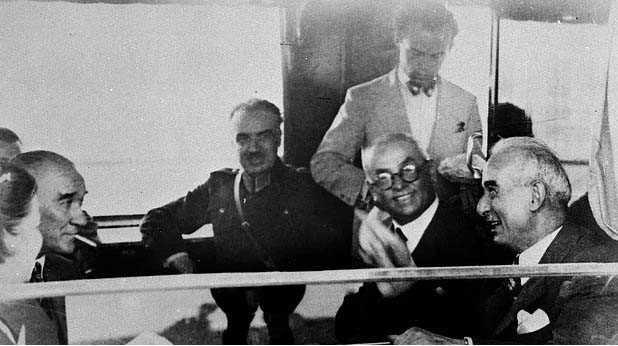 smet Paa, ngilizlerin byle bir teklifte bulunmadn ve gazetede yazlanlarn yalan olduu iin byle bir ifadenin uygunsuz kaacan belirtti. Mnakaa bu hadiseden sonra zuhur etmiti. Tartma hararetlenmi, sesler ykseltilmiti. Gecenin sonunda dost meclisi tatsz ekilde dalmt. Ertesi gn ise Salih Bozok, sabah erkenden Atatrk ve nn ile grerek aralarndaki bu srtmeyi tatlya balamt.