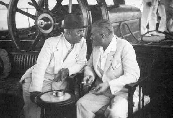 Dil Kurultaynda Mektuplama Kurultayda yan yana, ayn locada oturuyorlard. nn bir kada 'bana dargn msn?' diye yazarak Atatrk'e verdi. Atatrk cevaben: 'hayr her eyi unuttum, bildiin gibi arkadam ve kardeimsin' yazmt. Mesajlatklar bu kat smet nn tarafndan saklanmt ve gnmzde halen muhafaza edilmektedir.