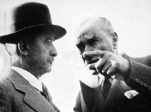 ki byk askeri deha, baarl siyaset adam ve en nemlisi de ebedi dost... Atatrk ve smet nn uzun yllar boyunca birlikte mcadele ettiler. Baz meselelerde mutabk oldular, baz konularda ise ayr dtler. Fakat hibir zaman birbirlerine ks kalamadlar.