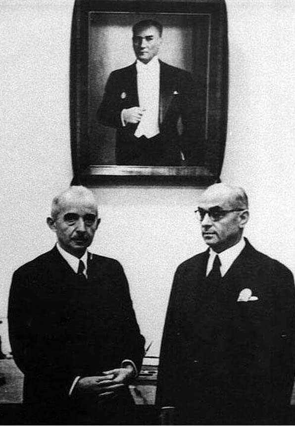 smet nn resmen emekliye ayrlmt. Bu bo zamanlarndan istifade iin ngilizce dersleri almaya balad. 'Bu yatan sonra kendini ne yoruyorsun?' diyen annesine: 'Olur mu hi anne ! Daha yam ne, bam ne ? Benim istikbalim var' diye akayla kark yantlar veriyordu.