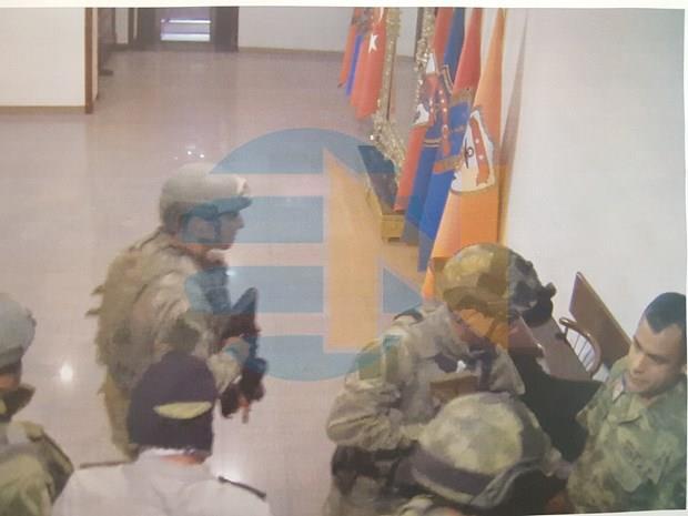 Bu arada, darbeci askerlerin rtbelerinin skld de grntlerde yer alyor.