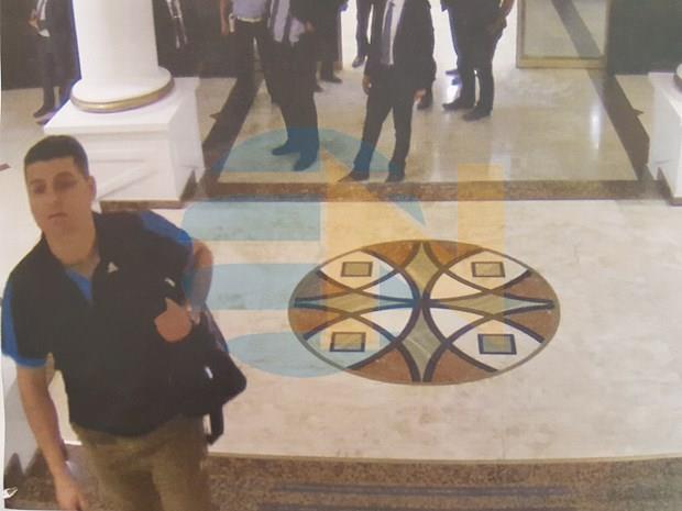 Ellerinde silahlar bulunan bu sivillerin yakalanmasna allyor.