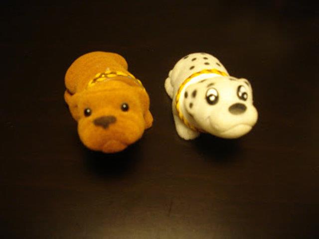 Vitrin nlerine konan kpek biblolar