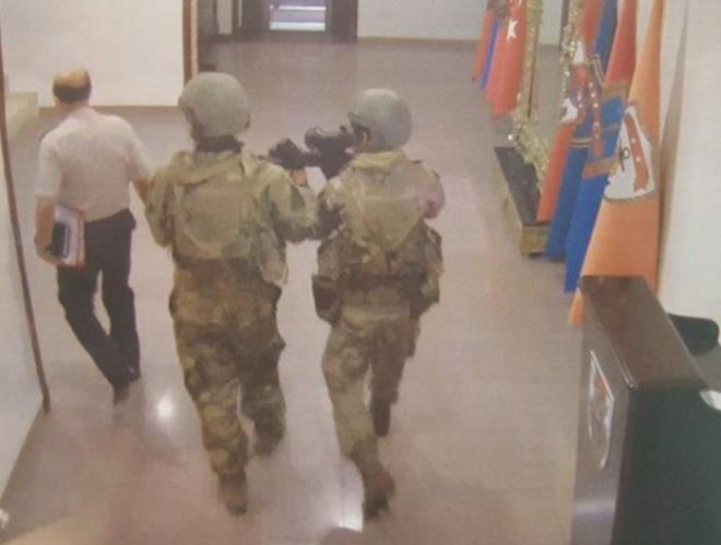 Grntlerde, Genelkurmay'daki komuta katna darbeci askerleri Korgeneral lhan Talu'nun ald grlyor.