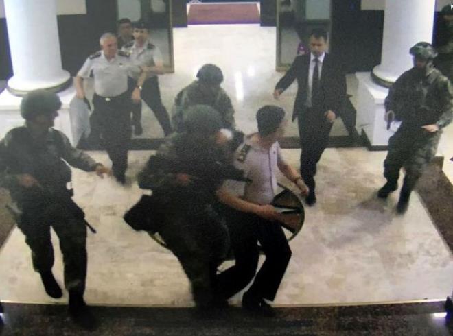 KARA KUVVETLER KOMUTANI YERE YATIRALARAK ELLER BALANDI  <br>  Kara Kuvvetleri Komutan Salih Zeki olak (nde) darbeci askerler tarafndan yere yatrlarak baland.