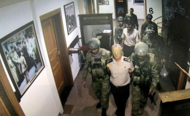 BR TMGENERAL GZLER BALANARAK IKARILDI  <br>  Genelkurmay Karargahnda bir Tmgeneral darbeci askerler tarafndan gzleri balanarak karargahtan gtrld.