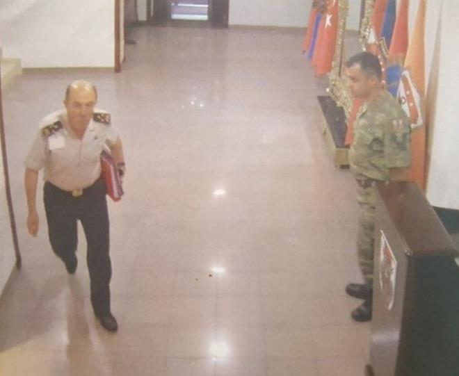 KENDN ODAYA KTLEDN SYLEYEN LHAN TALU DARBECLER ER ALDI  <br>  Kendini odaya kilitlediini iddia eden lhan Talu'nun darbeyi ynettii grld.