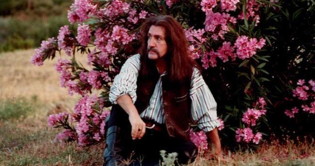 Kse, Bar Mano ve Cem Karaca'nn da zamannda FET himayesine girdiini ve yllarca bu rgte hizmet ettiklerini iddia etti.