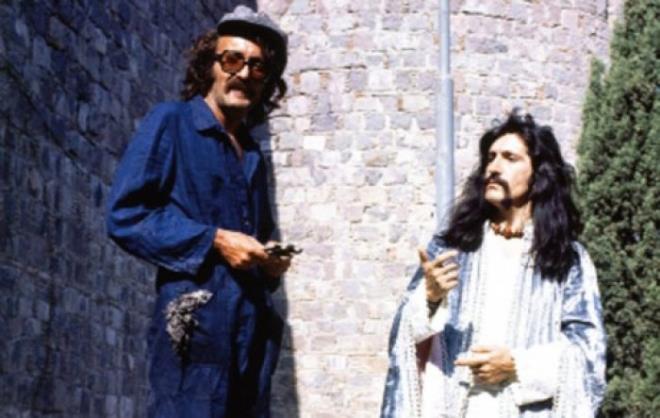 Erol Kse, nstagram'dan yapt aklama ile herkesi oke etti. Kse, Cem Karaca ve Bar Mano'nun da zamannda FET'ye hizmet ettiini ne srd.