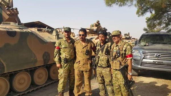 "Krmz bant takan grup Araplar"