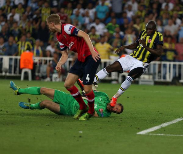 82. dakikada Kuyt'n kafayla indirdii topu ceza alan iinde kontrol eden Kadlec'in sol aprazdan vuruunda, kaleci Szczesny uzanarak mein yuvarla tokatlad. Ceza alannda Emenike'nin nnden geen topu savunma uzaklatrd.