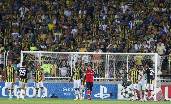 51. dakikada Ramsey'in pasyla savunmann arkasna sarkarak sadan ceza alanna giren Walcott, mein yuvarla arka direkte msait durumdaki Gibbs'e gnderdi. Bu futbolcu, bo pozisyonda topu filelere gndererek, takmn 1-0 ne geirdi.