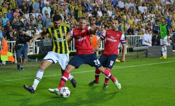 40. dakikada Wilshere'in soldan ortasnda, kaleci Volkan Demirel, Walcott'tan nce karak topa sahip oldu.