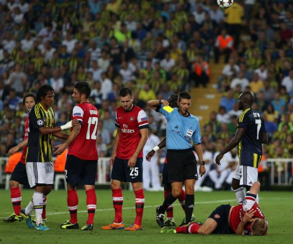 76. dakikada ceza alan iinde Walcott, Kadlec'in mdahalesiyle yerde kald. Bu pozisyonda talyan hakem Gianluca Rocchi, penalt noktasn gsterdi.