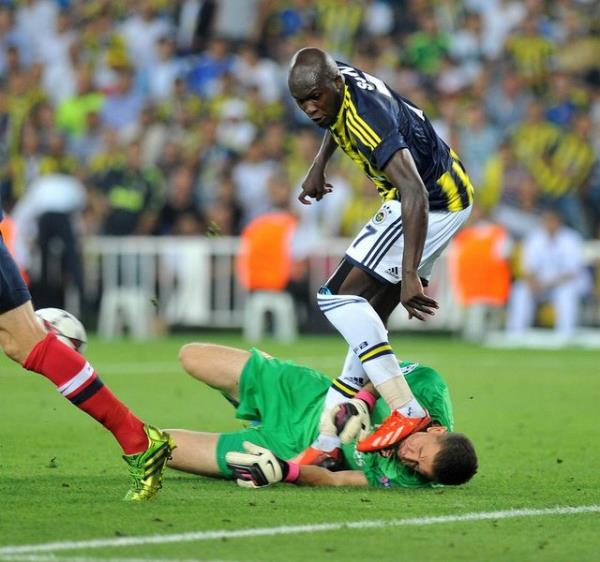 85. dakikada sadan Emre Belzolu'nun ortasnda, ceza alan iinde Emenike'nin kafa vuruu sonras, top stten auta kt.