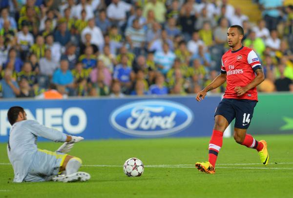 Karlamann ilk dakikalarnda kontroll bir oyun ortaya koyan konuk ekip Arsenal, 15. dakikadan sonra Fenerbahe kalesinde, tehlikeli pozisyonlar retmeye balad.