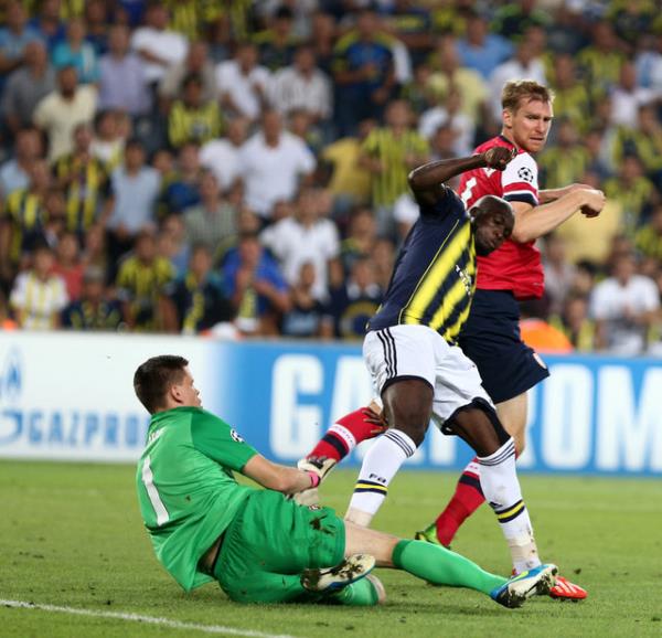 54. dakikada Webo'nun kafayla ceza alanna indirdii topta, kaleciyle bir anda kar karya kalan Sow, mein yuvarlaa dokunamaynca kaleci Szczesny yatarak topu kard.