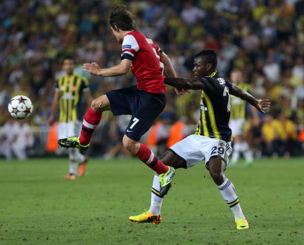 25. dakikada ceza yay nnden Ramsey'in yerden utunda, top direin yandan auta gitti.