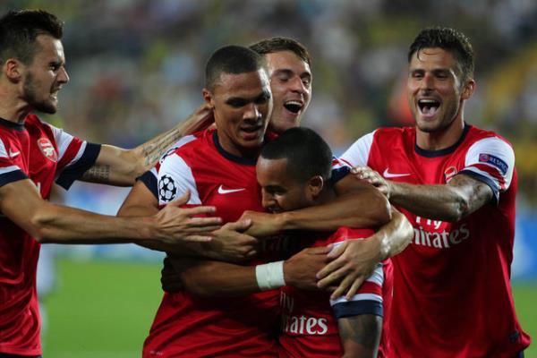 lk mata Fenerbahe'yi deplasmanda 3-0 yenen Arsenal, tur iin byk avantaj elde etti.