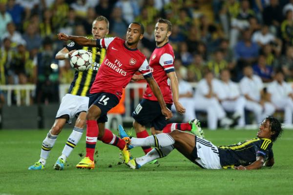 90 3. dakikada Jenkinson'un ceza alan nnden sert utunda, kaleci Volkan Demirel, topu stten kornere att.