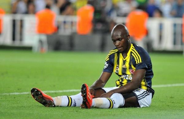 90. dakikada ceza alan dndan Emenike'nin sert utunda, kaleci Szczesny topu kornere eldi.