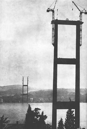 Mays 1971'de Ortaky elik kulelerinin montajna baland. Beylerbeyi kulelerinin montajna ise Temmuz 197'de baland. Ocak 1972'de iki elik kule de ykseldi.