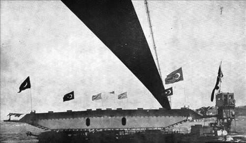 Son tabliye denizden montaja getirilirken... 26 Mart 1973'de son tabliye de monajland. Ardndan 60 adet tabliye birbirine kaynakland. Bylece ilk kez yryerek Asya'dan Avrupa'ya geildi...